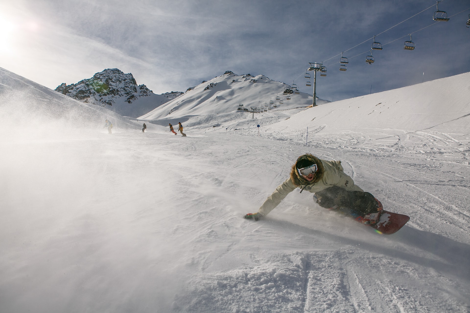 Narty czy snowboard – co wybrać, jeśli dopiero zaczynasz przygodę ze sportami zimowymi?