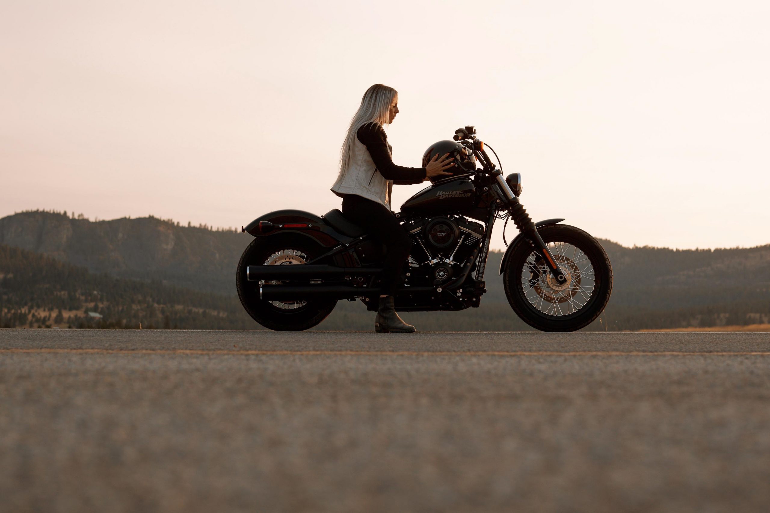 Damski kask motocyklowy – na co zwrócić uwagę przy zakupie?