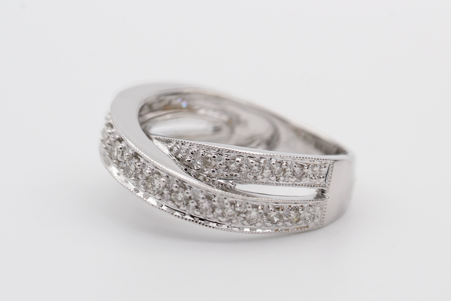 Odkryj piękno srebrnych pierścionków: wybór, styl i jakość