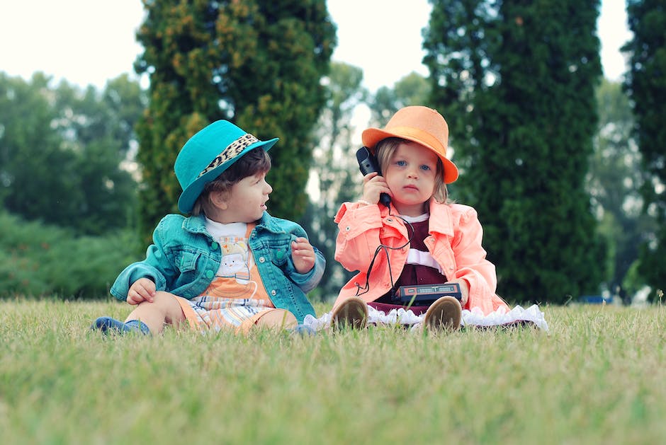 Czapki dla dzieci na lato – dlaczego warto im je ubierać?