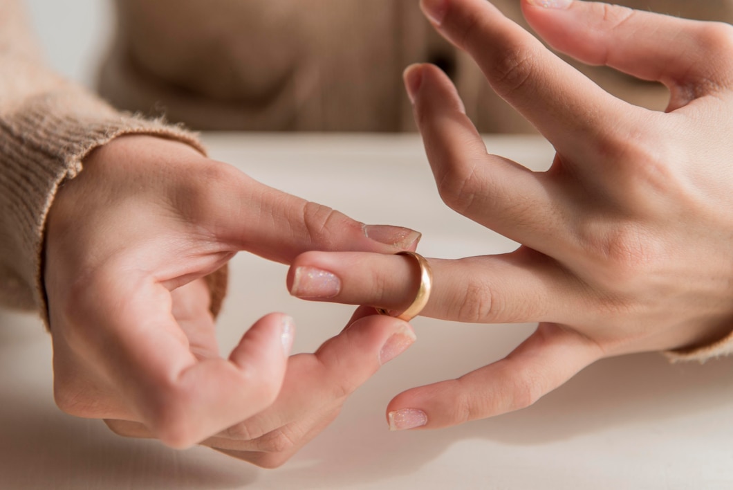 Jak wybrać idealny pierścionek zaręczynowy? Poradnik dla mężczyzn