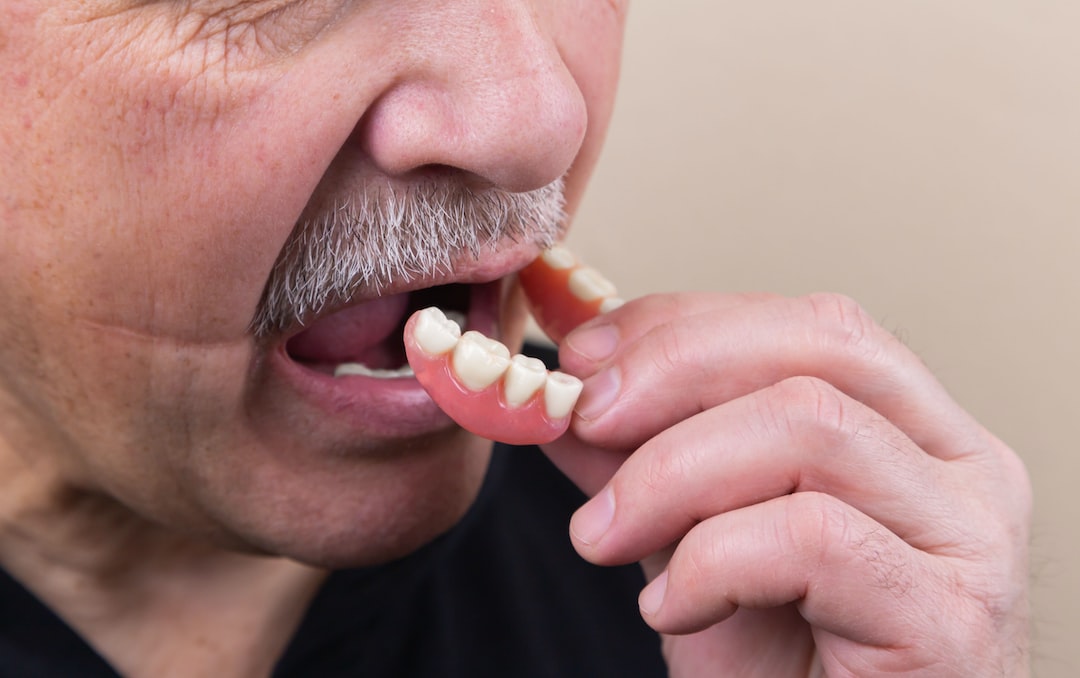 Jak prawidłowo dbać o protezy zębowe – praktyczne porady