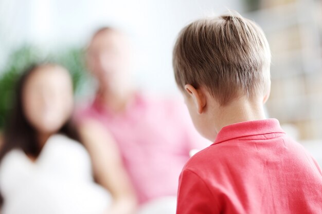 Poradnik dla rodziców – jak rozpoznać, kiedy twoje dziecko może potrzebować pomocy psychologa