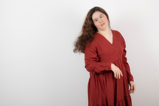 Jak dobrze wybrać i nosić sukienki midi plus size dla maksymalnego komfortu i stylu